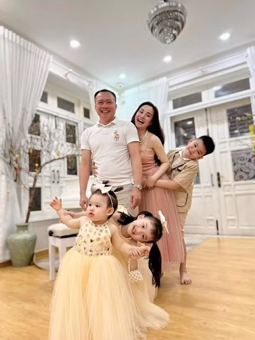 Tổ ấm của Vy Oanh luôn ngập tràn tiếng cười.