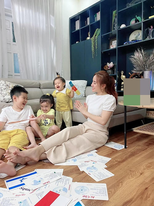 Vy Oanh chia sẻ, niềm hạnh phúc mỗi khi đi làm về là chơi đùa cùng các con.