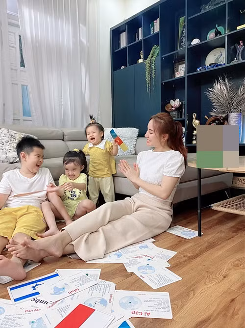Vy Oanh chia sẻ, niềm hạnh phúc mỗi khi đi làm về là chơi đùa cùng các con.