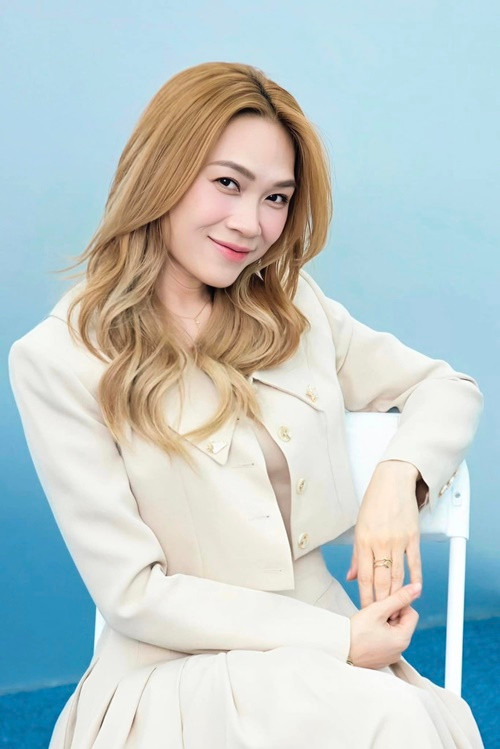 Trong cuộc phỏng vấn với Người Lao Động, khi được hỏi về ý kiến cho rằng để có thành công trong nghệ thuật đôi khi phải đánh đổi bản thân, Mỹ Tâm cho hay: “Chỉ có chút chút thôi nhưng không đáng kể. Hầu như Tâm thấy mình nhận được rất nhiều chứ không đến mức đánh đổi bản thân gì đâu. Làm việc gì mà không có khó khăn! Lên bờ xuống ruộng, trầy da tróc vảy là chuyện bình thường, có thành công nào không cố gắng mà tự nhiên đến đâu…Ảnh: FBNV