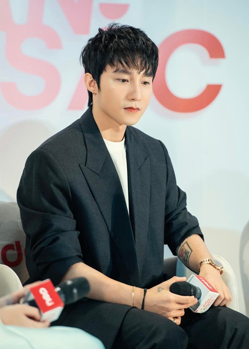 Sơn Tùng M-TP từng chia sẻ trong chương trình "Cafe sáng cuối tuần" trên VTV3, khi vướng phải thị phi, anh từng đập phá trong căn phòng của mình nhưng rồi cũng quen. “Trong đầu mình luôn tâm niệm rằng, muốn ngồi ở vị trí mà không ai ngồi được thì phải chịu được những cảm giác mà không ai chịu được", nam ca sĩ gốc Thái Bình cho hay. Ảnh: FBNV