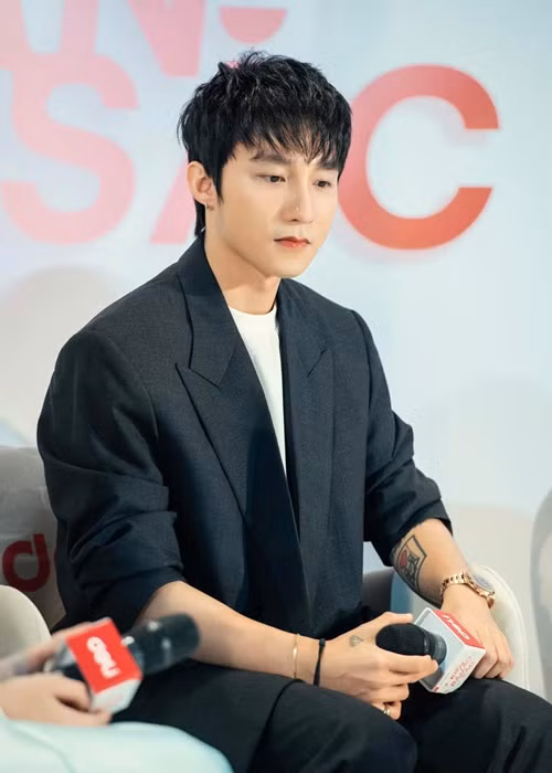 Sơn Tùng M-TP từng chia sẻ trong chương trình "Cafe sáng cuối tuần" trên VTV3, khi vướng phải thị phi, anh từng đập phá trong căn phòng của mình nhưng rồi cũng quen. “Trong đầu mình luôn tâm niệm rằng, muốn ngồi ở vị trí mà không ai ngồi được thì phải chịu được những cảm giác mà không ai chịu được", nam ca sĩ gốc Thái Bình cho hay. Ảnh: FBNV