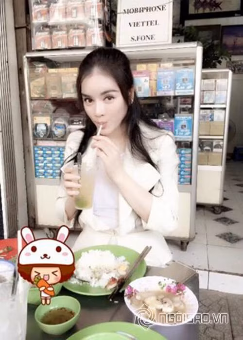 Diễn viên Lý Nhã Kỳ cũng không ngại ăn cơm bình dân cùng nhân viên. Ảnh: Gia đình Việt Nam