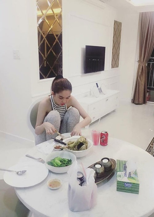 Ngọc Trinh chia sẻ, việc ngồi trên ghế ăn chính là tư thế khiến cô thoải mái nhất khi dùng bữa. Ảnh: FBNV