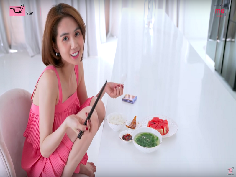 Không chỉ Lý Nhã Kỳ ăn uống đơn giản, Ngọc Trinh cũng có thói quen ăn uống không cầu kỳ. Chân dài thích các món ăn như cá khô chiên, thịt chuột và dưa hấu. Ảnh: FBNV