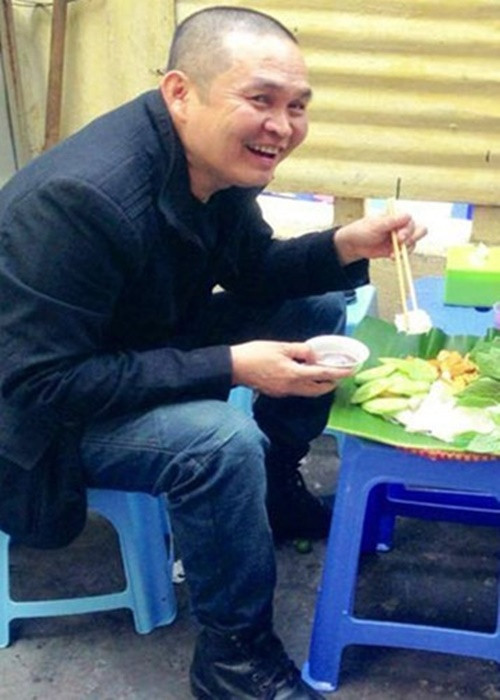 Nam nghệ sĩ hài không ngại ăn uống vỉa hè. Ảnh: FBNV