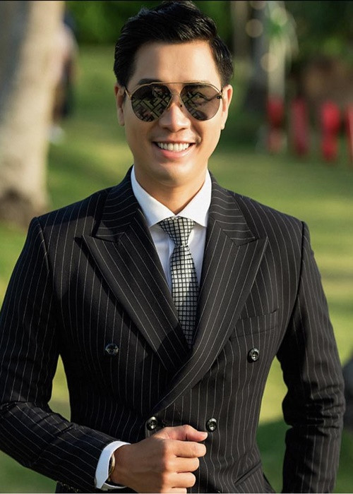 “Câu hỏi của bạn hỏi Khang về cảm nhận của đêm nhạc này và câu trả lời của Khang chỉ đề cập đến âm nhạc, biết đến ca sĩ từ cuộc thi âm nhạc mà mình dẫn. Khang không có bênh vực, ủng hộ trong phát ngôn của mình với những điều chưa đúng. Câu trả lời của Khang chỉ đơn thuần về câu chuyện âm nhạc và những gì một người không có khả năng ăn nói mượn âm nhạc để chia sẻ tâm sự. Khang mong quý vị xem full clip để hiểu được những gì Khang nói, thông cảm và bỏ qua nếu Khang có sai sót gì trong phát ngôn”, nam MC phân trần. Ảnh: FBNV