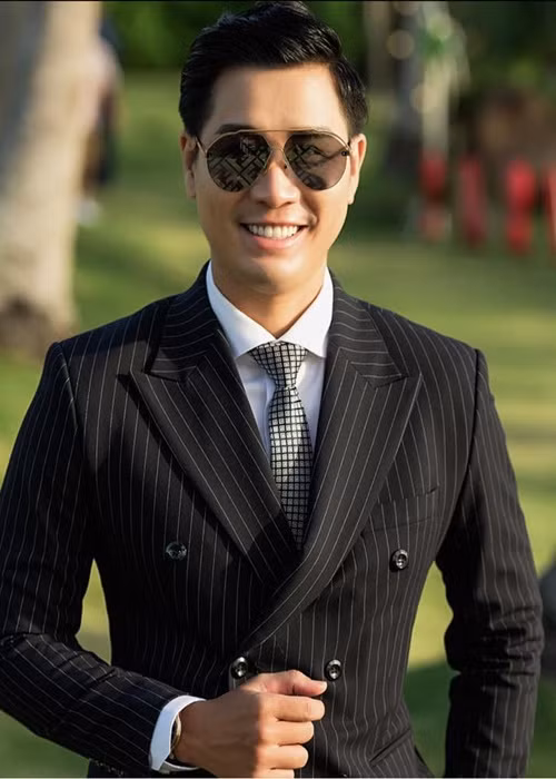 “Câu hỏi của bạn hỏi Khang về cảm nhận của đêm nhạc này và câu trả lời của Khang chỉ đề cập đến âm nhạc, biết đến ca sĩ từ cuộc thi âm nhạc mà mình dẫn. Khang không có bênh vực, ủng hộ trong phát ngôn của mình với những điều chưa đúng. Câu trả lời của Khang chỉ đơn thuần về câu chuyện âm nhạc và những gì một người không có khả năng ăn nói mượn âm nhạc để chia sẻ tâm sự. Khang mong quý vị xem full clip để hiểu được những gì Khang nói, thông cảm và bỏ qua nếu Khang có sai sót gì trong phát ngôn”, nam MC phân trần. Ảnh: FBNV