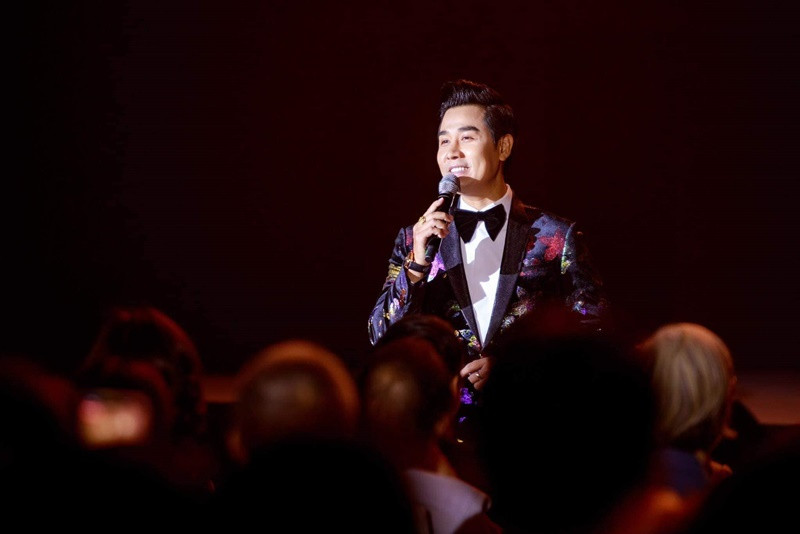 Nhanh chóng, Nguyên Khang lên tiếng. Trên fanpage, anh đăng tải đoạn clip ghi lại toàn bộ chia sẻ của mình trong đêm nhạc. Ngoài ra, nam MC khẳng định, anh không chủ động chia sẻ mà đây là tình huống bất ngờ khi nữ MC muốn kéo dài thêm thời gian vì một ca sĩ hát với Hiền Hồ đến trễ. Ảnh: FBNV