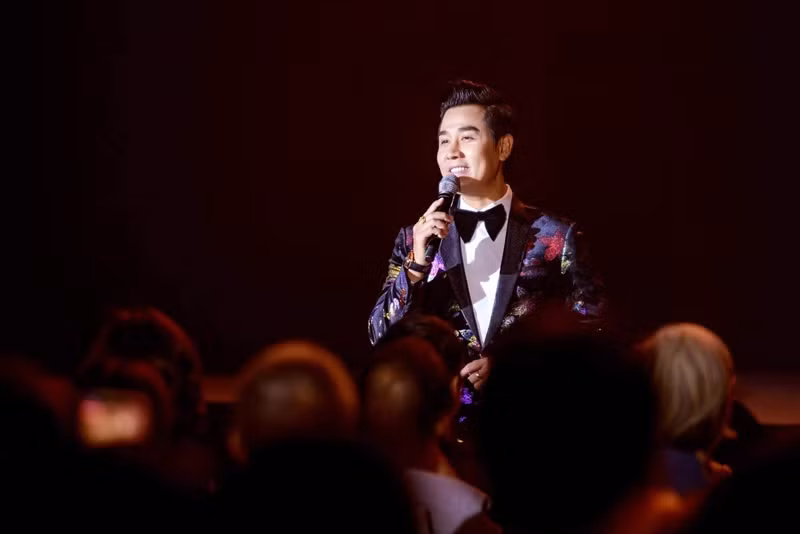 Nhanh chóng, Nguyên Khang lên tiếng. Trên fanpage, anh đăng tải đoạn clip ghi lại toàn bộ chia sẻ của mình trong đêm nhạc. Ngoài ra, nam MC khẳng định, anh không chủ động chia sẻ mà đây là tình huống bất ngờ khi nữ MC muốn kéo dài thêm thời gian vì một ca sĩ hát với Hiền Hồ đến trễ. Ảnh: FBNV