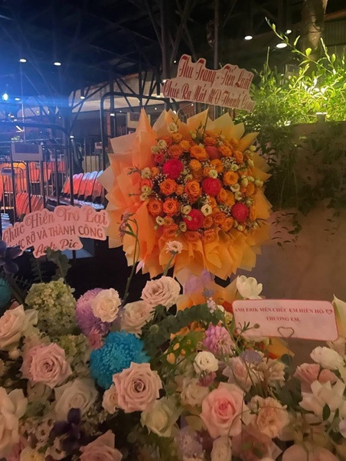 Ca sĩ Erik cũng từng bị vạ lây vì liên quan đến Hiền Hồ. Cụ thể, trong đêm nhạc Hiền Hồ tái xuất tháng 9/2022, Erik gửi tặng hoa kèm lời nhắn nhủ: "Thương em". Ảnh: VTC