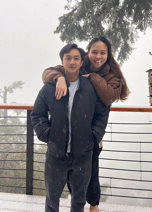 Nữ ca sĩ đứng phía sau ông xã khi cả hai chụp ảnh ở Mỹ.