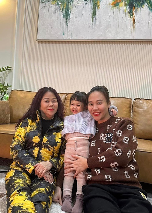 Tin đồn Đàm Thu Trang mang bầu lần 2 còn rộ lên khi Cường Đô la từng để lại bình luận: "Nhớ mấy mẹ con lắm lắm" khi nữ ca sĩ về nhà ngoại tại Lạng Sơn và viết: "Bên này 2 chị em cũng tự chăm nhau nè ba ơi".