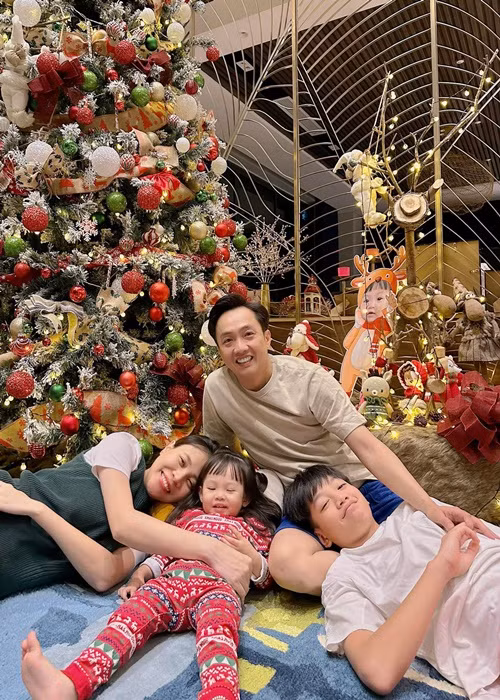 Đàm Thu Trang sống hạnh phúc bên chồng con trong biệt thự xa hoa.