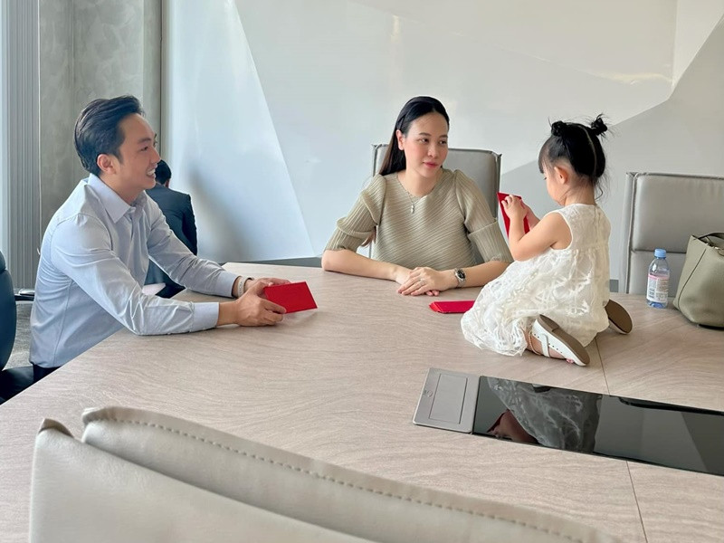 Từ cuối năm 2022 đến nay, Đàm Thu Trang liên tục vướng tin đồn bầu bí lần 2. Nghi vấn xuất phát từ việc nữ ca sĩ gốc Tày lộ nét mũm mĩm trên gương mặt, cô diện đồ rộng cũng như không đăng ảnh cận vòng hai.