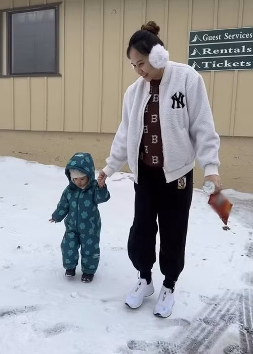 Đàm Thu Trang diện đồ rộng thùng thình.