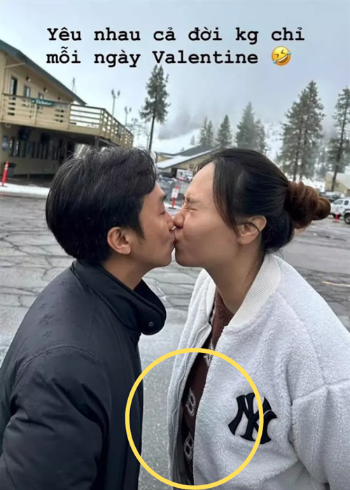 Nữ ca sĩ vướng nghi vấn lộ vòng hai nhô cao trong một khung hình.