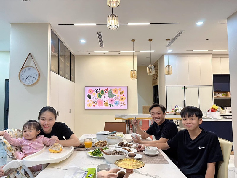 Đàm Thu Trang giấu bụng trong nhiều khung hình.