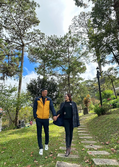 Bình Minh kết hôn đã được 15 năm. Theo năm tháng, tình cảm của nam diễn viên và vợ hơn 4 tuổi không phai nhạt mà lại càng mặn nồng.