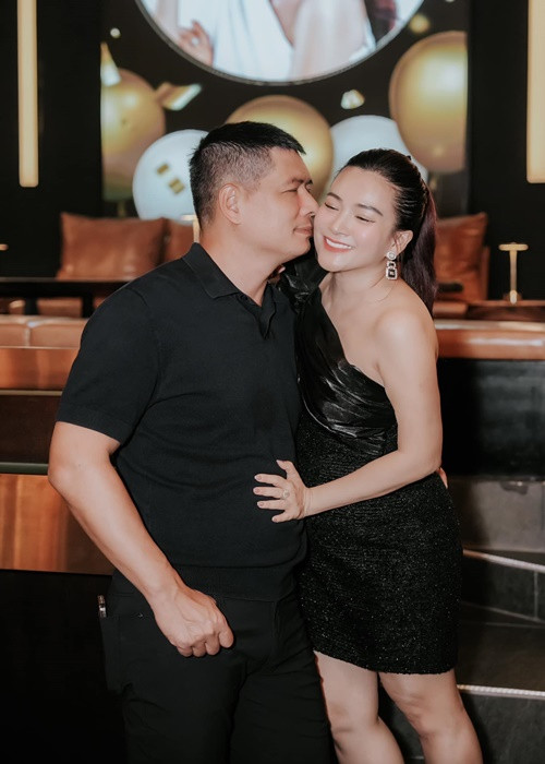 Vợ chồng Bình Minh tình tứ trong tiệc sinh nhật.