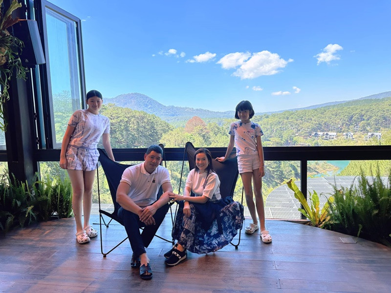 An Nhiên và An Như là trái ngọt tình yêu của vợ chồng Bình Minh. Cả hai nhóc tì này thừa hưởng chiều cao vượt trội từ bố. An Như cao 1m55 còn An Nhiên cao 1m73.