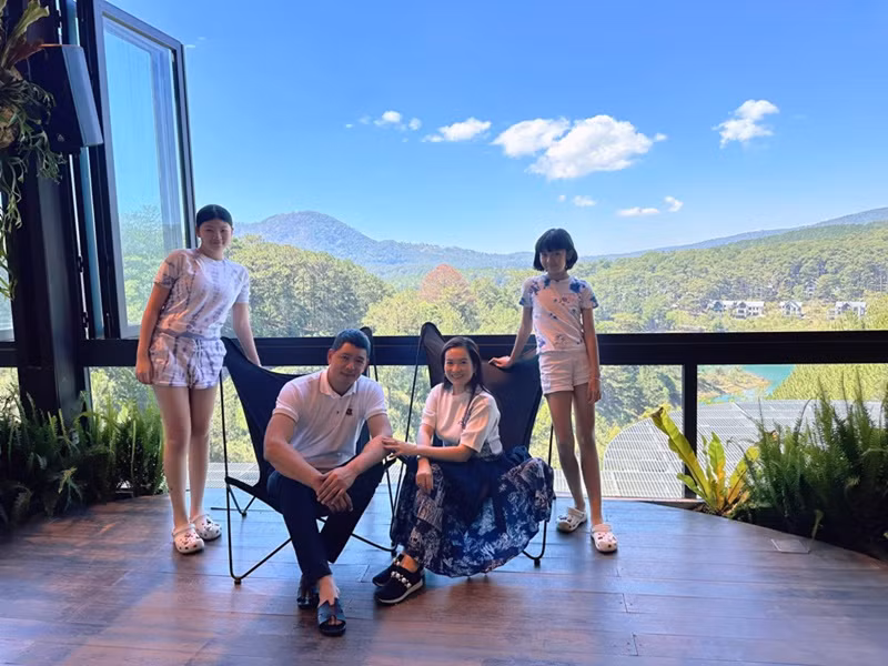 An Nhiên và An Như là trái ngọt tình yêu của vợ chồng Bình Minh. Cả hai nhóc tì này thừa hưởng chiều cao vượt trội từ bố. An Như cao 1m55 còn An Nhiên cao 1m73.