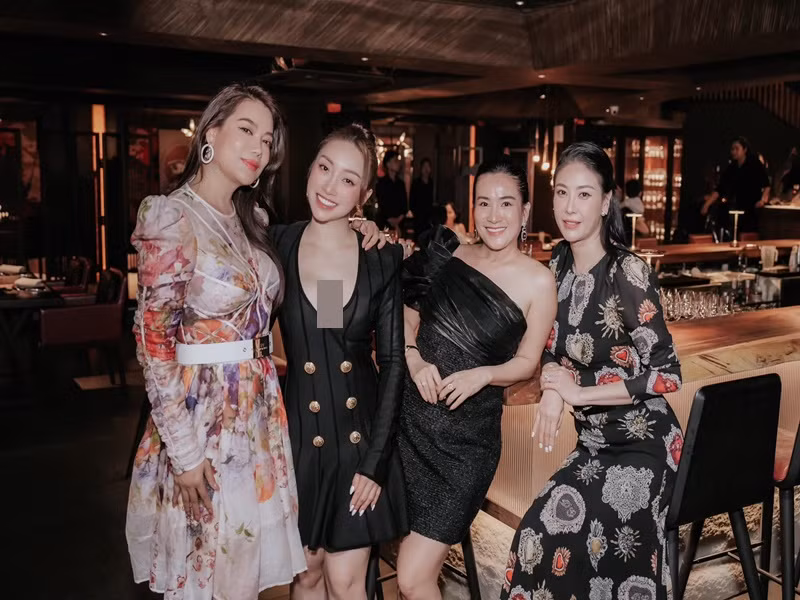 Anh Thơ tự tin đọ sắc bên Hoa hậu Hà Kiều Anh, diễn viên Trương Ngọc Anh và doanh nhân Lý Thùy Chang.