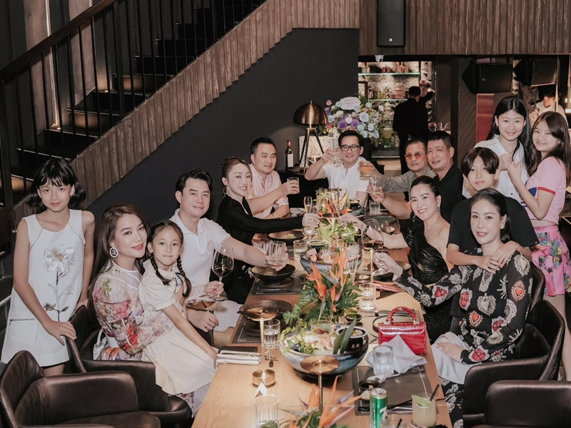 Gia đình của Bình Minh, Trương Ngọc Ánh, Chi Bảo và Hà Kiều Anh có mối quan hệ rất thân thiết.