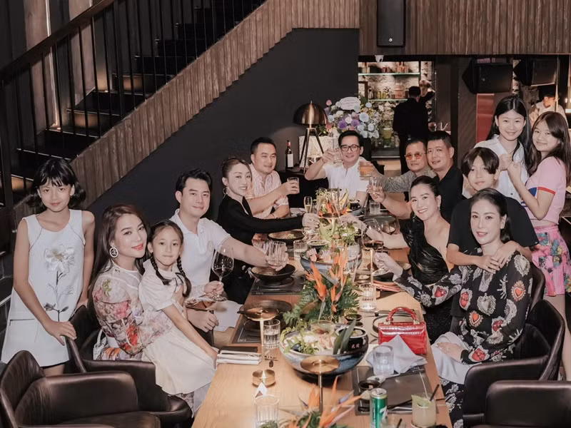 Gia đình của Bình Minh, Trương Ngọc Ánh, Chi Bảo và Hà Kiều Anh có mối quan hệ rất thân thiết.