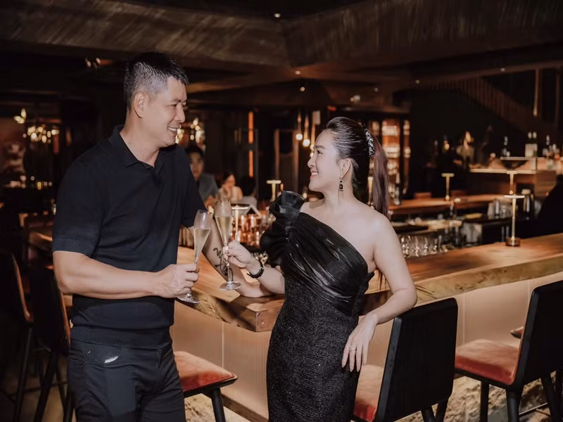 Nam diễn viên gọi vợ là cô bạn thân.