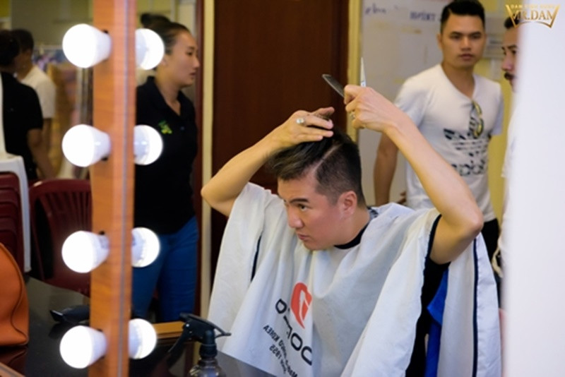 Sau 5 tháng học, Đàm Vĩnh Hưng vững nghề cắt tóc. Anh quyết định ra mở cửa hàng riêng với hai người bạn bằng số vốn vay được từ ngoại. Ảnh: Sài Gòn giải trí