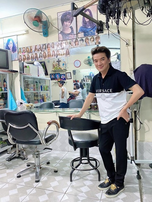 Không gian tiệc cắt tóc vẫn gần như cũ khiến Đàm Vĩnh Hưng không khỏi bồi hồi, xúc động nhớ lại những kỷ niệm xưa. Ảnh: Tiền Phong