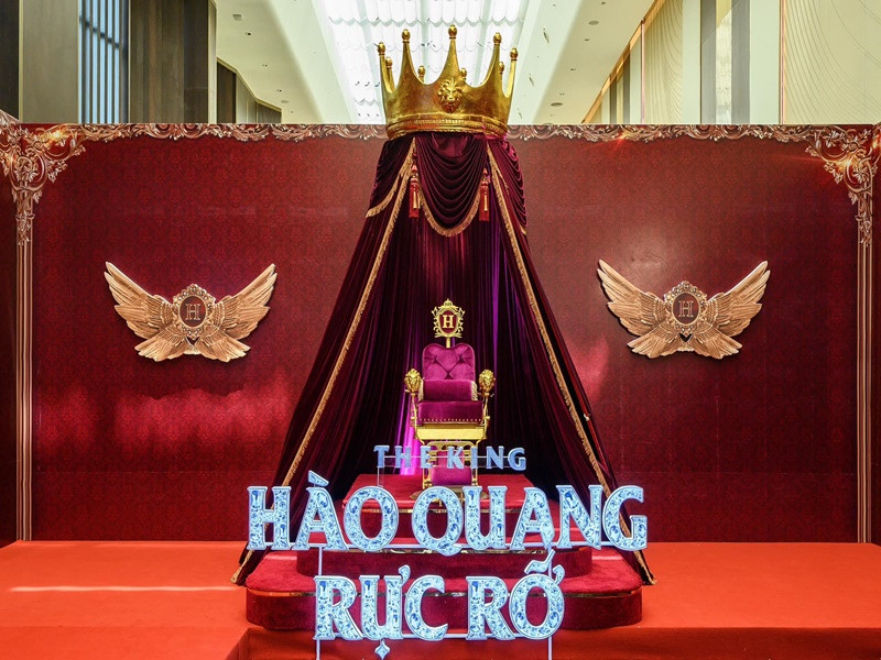 Mới đây, việc Đàm Vĩnh Hưng đặt tên phim tiểu sử là “Hào quang rực rỡ - The King (tạm dịch: Vua)” gây tranh cãi. Trước những ý kiến trái chiều, Mr Đàm thông báo tên chính thức của dự án phim là "Hào quang rực rỡ". Về từ “The King”, nam ca sĩ cho hay: “Khi bắt tay vào thực hiện dự án, nhà sản xuất cũng độc lập thu thập rất nhiều chất liệu về Hưng, kể cả những góc khuất, tranh cãi (scandal) dựa trên truyền thông để xây dựng kịch bản. Và danh xưng “ông hoàng nhạc Việt” với tiếng Anh của dự án họ dùng là “The King” có lẽ cũng là một trong những tranh cãi mà họ sẽ kể trong phim”. Ngoài ra, anh còn đính chính về chiếc ghế ngồi chụp hình tại họp báo không phải là ngai vàng dành cho vua chúa. Ảnh: FBNV