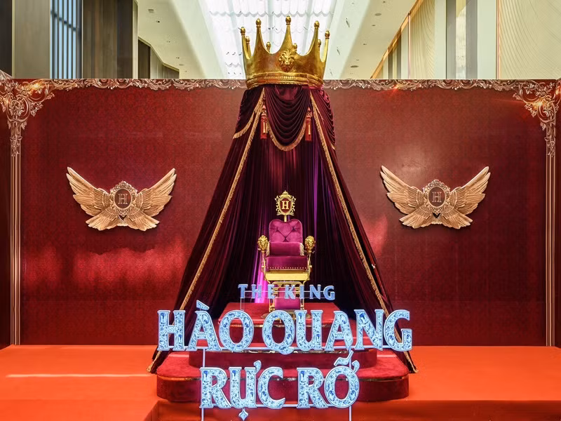 Mới đây, việc Đàm Vĩnh Hưng đặt tên phim tiểu sử là “Hào quang rực rỡ - The King (tạm dịch: Vua)” gây tranh cãi. Trước những ý kiến trái chiều, Mr Đàm thông báo tên chính thức của dự án phim là "Hào quang rực rỡ". Về từ “The King”, nam ca sĩ cho hay: “Khi bắt tay vào thực hiện dự án, nhà sản xuất cũng độc lập thu thập rất nhiều chất liệu về Hưng, kể cả những góc khuất, tranh cãi (scandal) dựa trên truyền thông để xây dựng kịch bản. Và danh xưng “ông hoàng nhạc Việt” với tiếng Anh của dự án họ dùng là “The King” có lẽ cũng là một trong những tranh cãi mà họ sẽ kể trong phim”. Ngoài ra, anh còn đính chính về chiếc ghế ngồi chụp hình tại họp báo không phải là ngai vàng dành cho vua chúa. Ảnh: FBNV