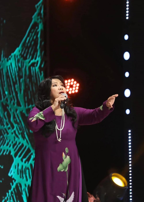 Ít ai biết, NSND Thanh Hoa từng muốn giải nghệ năm 46 tuổi. Bà chia sẻ trên An ninh Thủ đô, năm đó, bà đang công tác ở Đài Tiếng nói Việt Nam, công việc chủ yếu là chịu trách nhiệm thu thanh, rất ít có cơ hội biểu diễn trên sân khấu. Trong lúc chưa tìm lại được niềm cảm hứng với âm nhạc, bà quyết định quay trở lại học tại chức ở Học viện Âm nhạc Quốc gia Việt Nam.