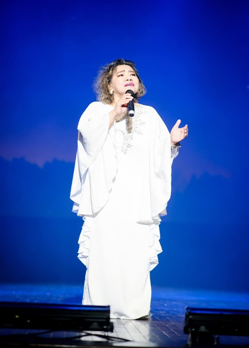 “Việc tự nhận "vua", "ông hoàng", "bà hoàng", "nữ hoàng"… thực ra là một sự ngộ nhận, nói đúng hơn là "ngáo" quyền lực ảo. Kể cả cái danh hiệu diva, divo cũng thế”, bà thẳng thắn.