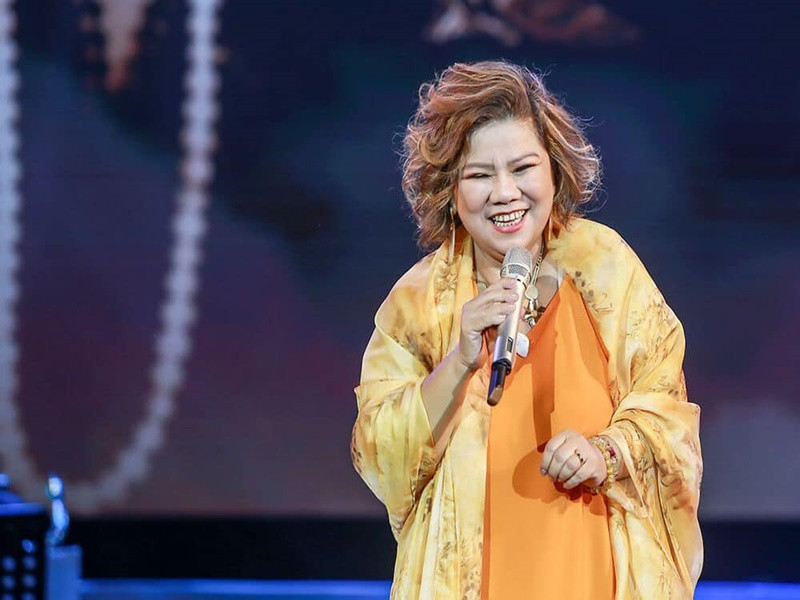 Biết được ý định giải nghệ của nghệ sĩ Thanh Hoa, nhà giáo Hồ Mộ La khuyên nhủ: “Em xem nên tiếp tục ca hát, đừng giải nghệ. Cô rất tiếc vì em đến học cô muộn. Em là người có giọng hát đặc biệt và rất thông minh, giọng hát của em rất tình cảm, âm sắc riêng nên đừng bỏ nghề sớm thế”. Nhờ vậy, nghệ sĩ Thanh Hoa đã thay đổi ý định.