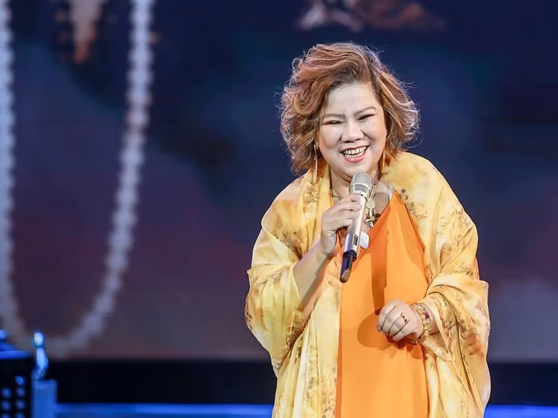 Biết được ý định giải nghệ của nghệ sĩ Thanh Hoa, nhà giáo Hồ Mộ La khuyên nhủ: “Em xem nên tiếp tục ca hát, đừng giải nghệ. Cô rất tiếc vì em đến học cô muộn. Em là người có giọng hát đặc biệt và rất thông minh, giọng hát của em rất tình cảm, âm sắc riêng nên đừng bỏ nghề sớm thế”. Nhờ vậy, nghệ sĩ Thanh Hoa đã thay đổi ý định.