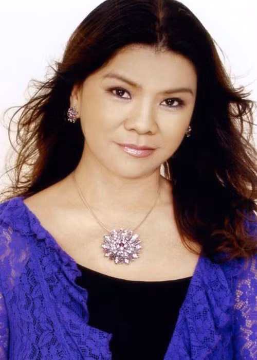 Nữ nghệ sĩ tốt nghiệp hệ Trung cấp Trường Âm nhạc Việt Nam (nay là Học viện Âm nhạc Quốc gia Việt Nam) vào năm 1970.