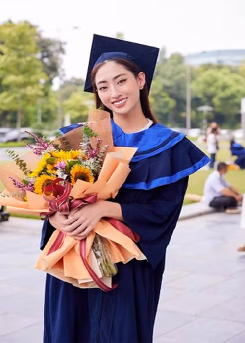 Lương Thùy Linh là 1 trong 5 học sinh có kết quả thi THPT quốc gia 2018 cao nhất của tỉnh Cao Bằng. Cô tốt nghiệp loại xuất sắc Đại học Ngoại thương năm 2022.