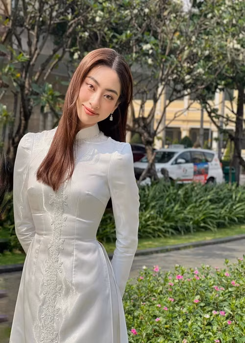 Phó trưởng Ban giám khảo Miss World Vietnam 2023 có thành tích học tập "khủng". Từ những năm học cấp 3, người đẹp sinh năm 2000 đoạt rất nhiều thành tích trong môn tiếng Anh như: Giải 3 học sinh giỏi cấp tỉnh môn Tiếng Anh 2017, Giải nhì học sinh giỏi cấp tỉnh môn Tiếng Anh 2018, Huy chương đồng trại hè Hùng Vương 2017 môn Tiếng Anh, Thành viên đội tuyển học sinh giỏi quốc gia môn Tiếng Anh 2018.