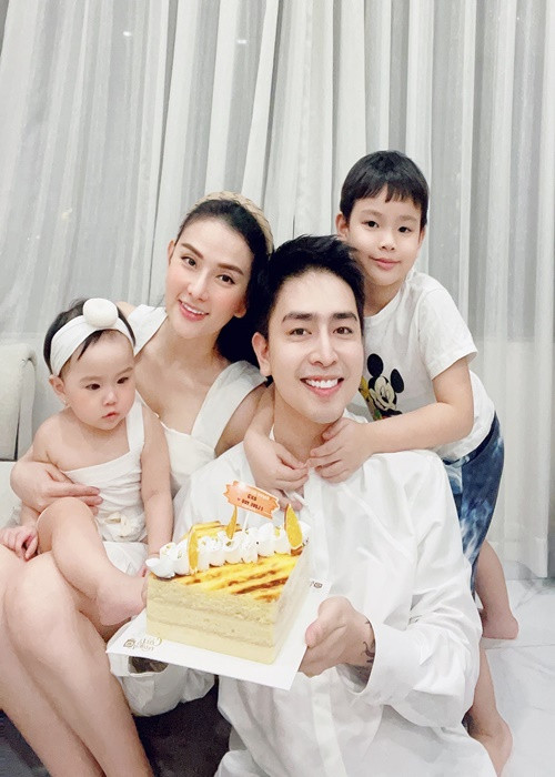 Tháng 6/2019, Kin Nguyễn cầu hôn Thu Thủy. Nữ ca sĩ đồng ý lấy bởi anh chấp nhận con riêng của cô cũng như Kin Nguyễn cho cô cái nhìn tích cực về cuộc sống. Đến nay, hôn nhân của Thu Thủy và chồng trẻ vô cùng viên mãn. Ảnh: FBNV