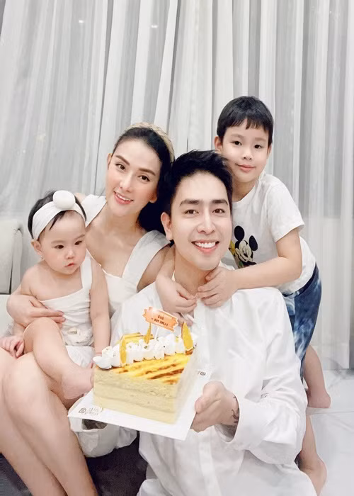 Tháng 6/2019, Kin Nguyễn cầu hôn Thu Thủy. Nữ ca sĩ đồng ý lấy bởi anh chấp nhận con riêng của cô cũng như Kin Nguyễn cho cô cái nhìn tích cực về cuộc sống. Đến nay, hôn nhân của Thu Thủy và chồng trẻ vô cùng viên mãn. Ảnh: FBNV