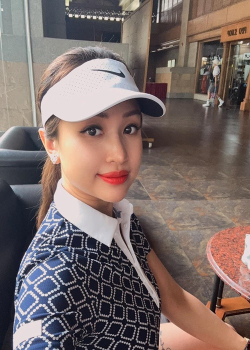 Đang lấy lại sự nghiệp, Vân Hugo vì làm việc quá sức mà dây thanh quản mọc hạt xơ. “Mình mất nửa năm không nói được, tuyệt vọng lắm, cảm giác như một đứa vứt đi. Nửa năm đó hai mẹ con sống vật vờ, mình thấy ông trời như cướp đi cần câu cơm của mình. Mình kiếm tiền bằng nghề MC chứ đâu biết làm gì khác. Cả một thời gian dài muốn nói gì thì viết ra giấy hoặc nhắn tin. May mà mình vẫn làm việc qua mạng được, vẫn kiếm tiền được bằng nghề viết cũng coi như ông trời không triệt đường sống của mình”, Vân Hugo trải lòng trên VOV. Ảnh: FBNV