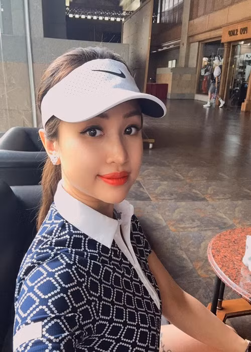 Đang lấy lại sự nghiệp, Vân Hugo vì làm việc quá sức mà dây thanh quản mọc hạt xơ. “Mình mất nửa năm không nói được, tuyệt vọng lắm, cảm giác như một đứa vứt đi. Nửa năm đó hai mẹ con sống vật vờ, mình thấy ông trời như cướp đi cần câu cơm của mình. Mình kiếm tiền bằng nghề MC chứ đâu biết làm gì khác. Cả một thời gian dài muốn nói gì thì viết ra giấy hoặc nhắn tin. May mà mình vẫn làm việc qua mạng được, vẫn kiếm tiền được bằng nghề viết cũng coi như ông trời không triệt đường sống của mình”, Vân Hugo trải lòng trên VOV. Ảnh: FBNV