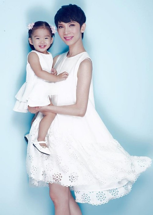 Cuộc sống của Xuân Lan từng vất vả khi làm mẹ đơn thân. Trong một chương trình, cô cho biết, sau khi sinh, cô sử dụng hết toàn bộ số tiền tích cóp và bán xe để nuôi con. Khi con gái đầy tháng, Xuân Lan đi làm trở lại. Ảnh: FBNV