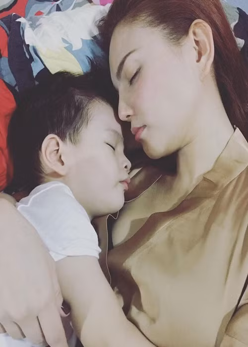 “Mẹ gần như mất trắng tất cả và mẹ con mình phải cư trú ở một nơi mà mẹ chưa từng nghĩ đến... Những ngày tháng mưa bão, sấm chớp, ngập lụt rồi những đêm con sốt, con bệnh... nước mắt mẹ lăn dài, gào thét rồi đau đớn, rồi ngắt từng cơn và sau đó là mẹ không còn khóc được nữa”, ca sĩ Thu Thủy trải lòng. Ảnh: Vietnamnet