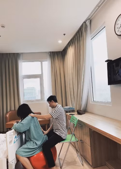 Khi Khánh Vy mang bầu, lâm bồn, Phan Mạnh Quỳnh luôn quan tâm, chăm sóc. Ảnh: Arttimes