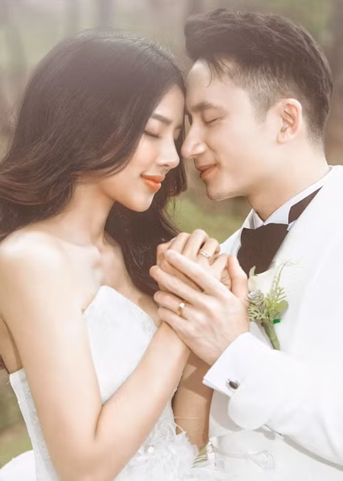 Khánh Vy chia sẻ lý do đăng ký kết hôn sau 2 năm làm đám cưới và có con gái: “Hôm nay, Phan Mạnh Quỳnh chính thức là chồng hợp pháp của tôi. Anh nói đó là món quà dành cho tôi trong ngày 8/3. Hai đứa lười làm giấy tờ tới nỗi sinh em bé xong mới đi đăng ký kết hôn, để làm giấy tờ khai sinh cho Ốc”. Ảnh: FBNV