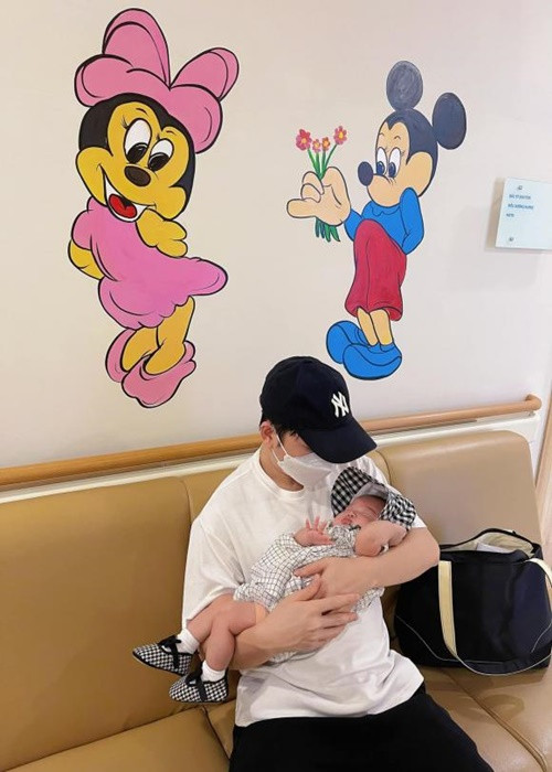 Phan Mạnh Quỳnh cùng vợ đưa ái nữ đi tiêm chủng. Bảo Vệ Công Lý